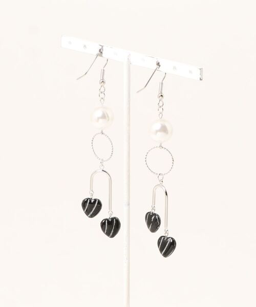 tone(トーン)の「【-lensa-】ブラックハートが揺れる個性派ピアス(MA)(ピアス(両耳用)・レディース・シルバー・FREE)」の7枚目の写真