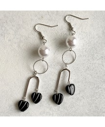 【-lensa-】ブラックハートが揺れる個性派ピアス(MA)