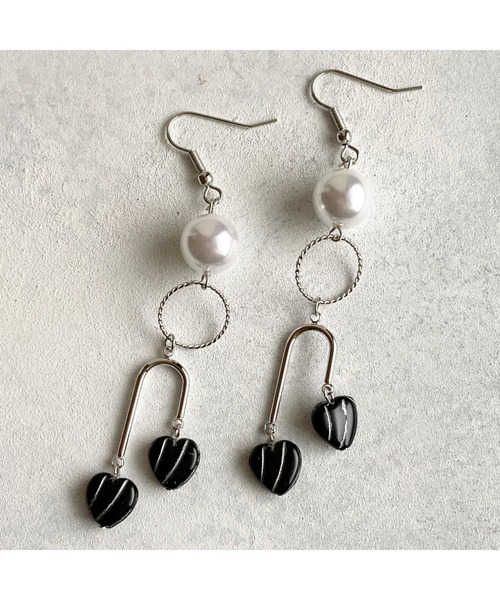 tone(トーン)の「【-lensa-】ブラックハートが揺れる個性派ピアス(MA)(ピアス(両耳用)・レディース・シルバー・FREE)」の1枚目の写真