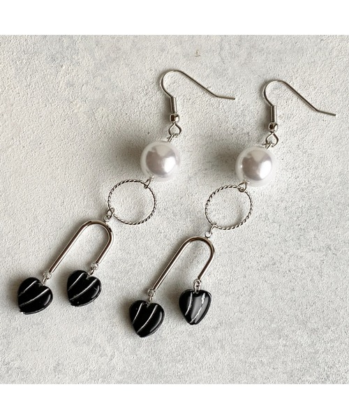 tone(トーン)の「【-lensa-】ブラックハートが揺れる個性派ピアス(MA)(ピアス(両耳用)・レディース・シルバー・FREE)」の2枚目の写真