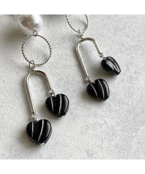 tone(トーン)の「【-lensa-】ブラックハートが揺れる個性派ピアス(MA)(ピアス(両耳用)・レディース・シルバー・FREE)」の3枚目の写真