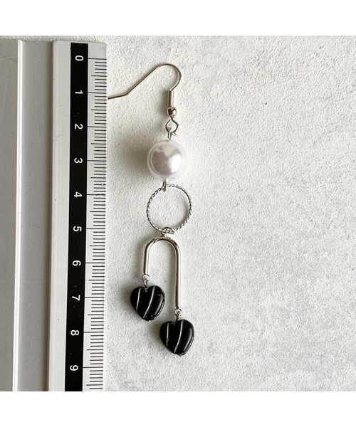 tone(トーン)の「【-lensa-】ブラックハートが揺れる個性派ピアス(MA)(ピアス(両耳用)・レディース・シルバー・FREE)」の4枚目の写真