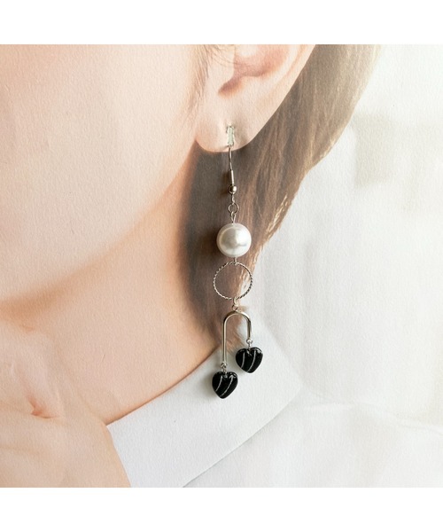 tone(トーン)の「【-lensa-】ブラックハートが揺れる個性派ピアス(MA)(ピアス(両耳用)・レディース・シルバー・FREE)」の5枚目の写真