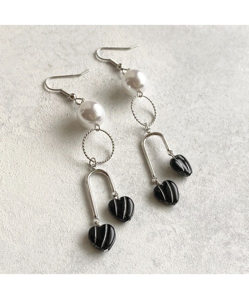 tone(トーン)の「【-lensa-】ブラックハートが揺れる個性派ピアス(MA)(ピアス(両耳用)・レディース・シルバー・FREE)」の6枚目の写真