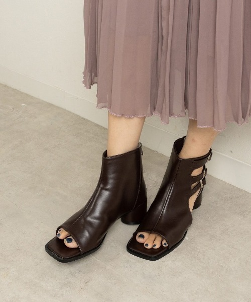 Fabby fabby（ファビィーファビィー）の「ベルトカットワークブーツサンダル（サンダル・レディース・ブラウン/ブラック/オフホワイト/ベージュ・SMALL/LARGE/MEDIUM）」の4枚目の写真