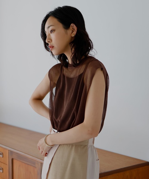  hellam（へラム）の「シアーニット ノースリタンク（ニット/セーター・レディース・ブラック/オフホワイト/ブラウン/グレー・FREE）」の2枚目の写真