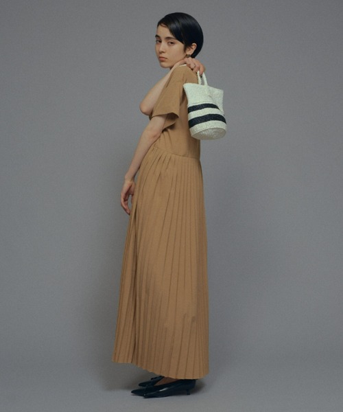 manana suerte（マニャーナスエルテ）の「サイズ展開あり　アシンメトリープリーツワンピース（ワンピース・レディース・ベージュ/ピンク/ブラック/カーキ・0/FREE）」の13枚目の写真