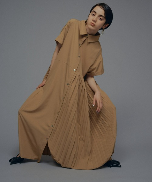 manana suerte（マニャーナスエルテ）の「サイズ展開あり　アシンメトリープリーツワンピース（ワンピース・レディース・ベージュ/ピンク/ブラック/カーキ・0/FREE）」の6枚目の写真