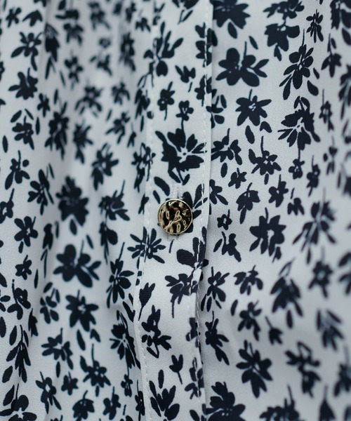 たっぷりギャザーフレア袖ブラウス