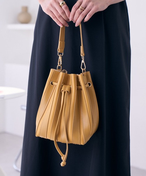 Ada.（エイダ）の「2WAY巾着バッグ（ハンドバッグ・レディース・イエロー/ブラック/アイボリー/ライトベージュ・FREE）」の2枚目の写真