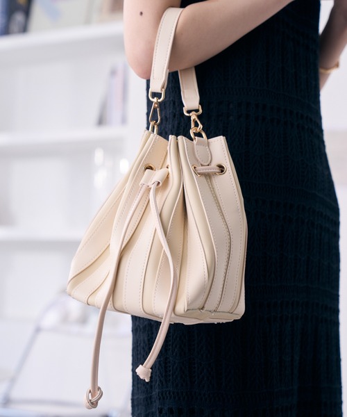 Ada.（エイダ）の「2WAY巾着バッグ（ハンドバッグ・レディース・イエロー/ブラック/アイボリー/ライトベージュ・FREE）」の3枚目の写真