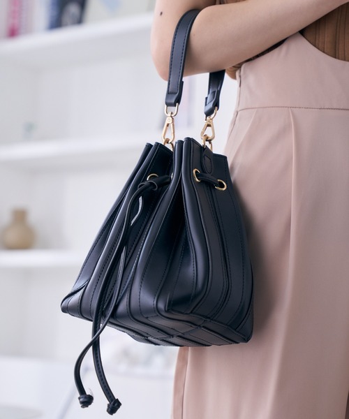 Ada.（エイダ）の「2WAY巾着バッグ（ハンドバッグ・レディース・イエロー/ブラック/アイボリー/ライトベージュ・FREE）」の4枚目の写真