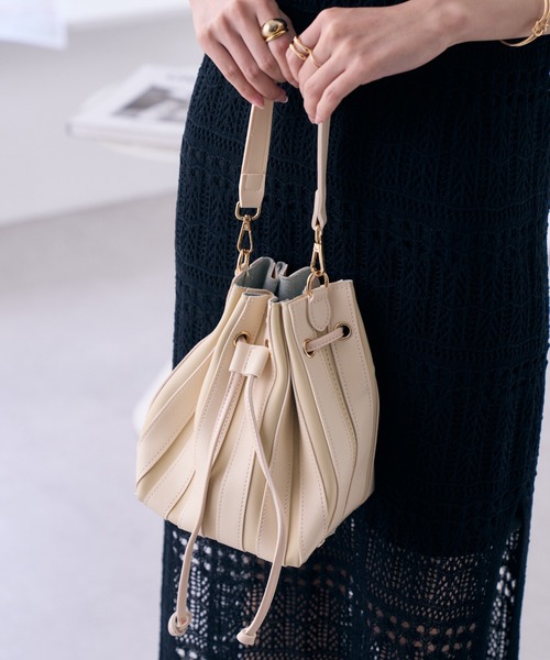 Ada.（エイダ）の「2WAY巾着バッグ（ハンドバッグ・レディース・イエロー/ブラック/アイボリー/ライトベージュ・FREE）」の5枚目の写真