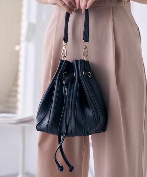 Ada.（エイダ）の「2WAY巾着バッグ（ハンドバッグ・レディース・イエロー/ブラック/アイボリー/ライトベージュ・FREE）」の6枚目の写真