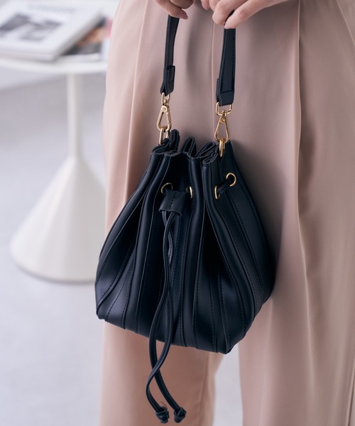 Ada.（エイダ）の「2WAY巾着バッグ（ハンドバッグ・レディース・イエロー/ブラック/アイボリー/ライトベージュ・FREE）」の7枚目の写真