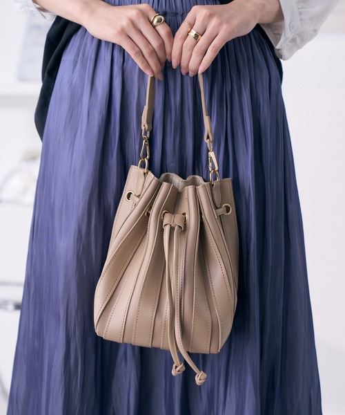 Ada.（エイダ）の「2WAY巾着バッグ（ハンドバッグ・レディース・イエロー/ブラック/アイボリー/ライトベージュ・FREE）」の8枚目の写真