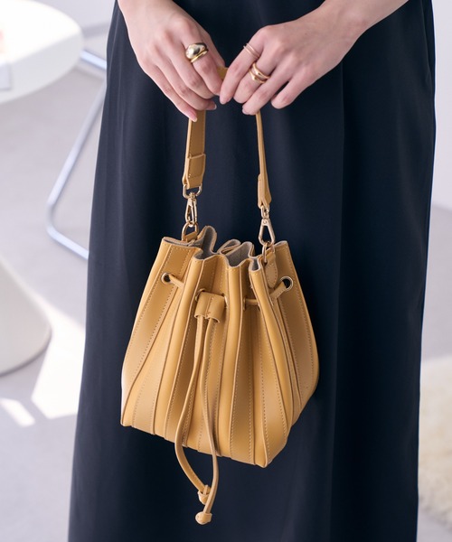 Ada.（エイダ）の「2WAY巾着バッグ（ハンドバッグ・レディース・イエロー/ブラック/アイボリー/ライトベージュ・FREE）」の9枚目の写真