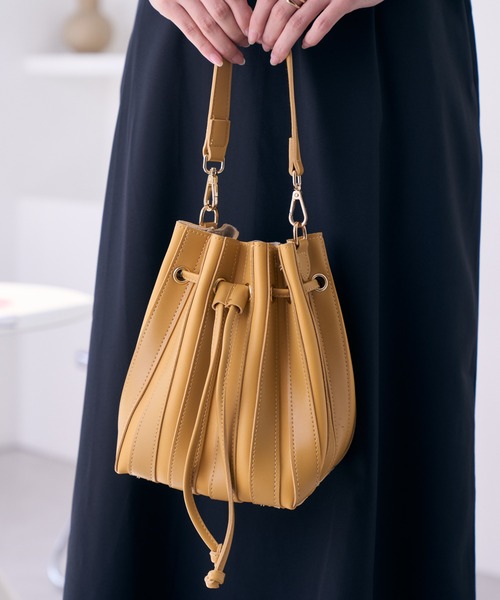 Ada.（エイダ）の「2WAY巾着バッグ（ハンドバッグ・レディース・イエロー/ブラック/アイボリー/ライトベージュ・FREE）」の10枚目の写真