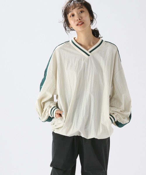 niko and...(ニコアンド)の「Vネックナイロンゲームシャツ(シャツ/ブラウス・レディース・レッド/アイボリー/チャコール・FREE)」の3枚目の写真