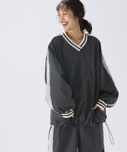 niko and...(ニコアンド)の「Vネックナイロンゲームシャツ(シャツ/ブラウス・レディース・レッド/アイボリー/チャコール・FREE)」の2枚目の写真