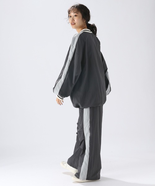 niko and...(ニコアンド)の「Vネックナイロンゲームシャツ(シャツ/ブラウス・レディース・レッド/アイボリー/チャコール・FREE)」の5枚目の写真