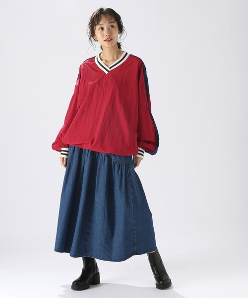 niko and...(ニコアンド)の「Vネックナイロンゲームシャツ(シャツ/ブラウス・レディース・レッド/アイボリー/チャコール・FREE)」の6枚目の写真