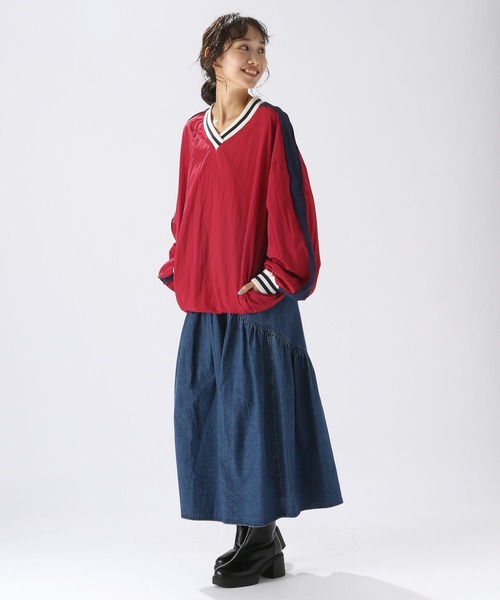 niko and...(ニコアンド)の「Vネックナイロンゲームシャツ(シャツ/ブラウス・レディース・レッド/アイボリー/チャコール・FREE)」の7枚目の写真