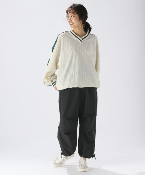 niko and...(ニコアンド)の「Vネックナイロンゲームシャツ(シャツ/ブラウス・レディース・レッド/アイボリー/チャコール・FREE)」の8枚目の写真