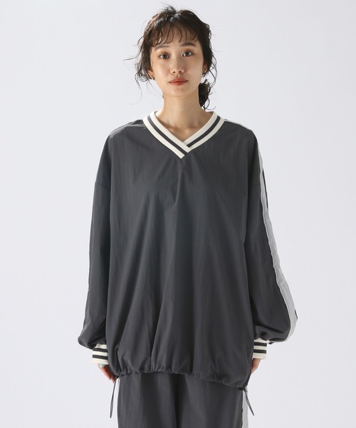 niko and...(ニコアンド)の「Vネックナイロンゲームシャツ(シャツ/ブラウス・レディース・レッド/アイボリー/チャコール・FREE)」の10枚目の写真