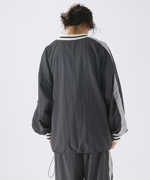 niko and...(ニコアンド)の「Vネックナイロンゲームシャツ(シャツ/ブラウス・レディース・レッド/アイボリー/チャコール・FREE)」の12枚目の写真