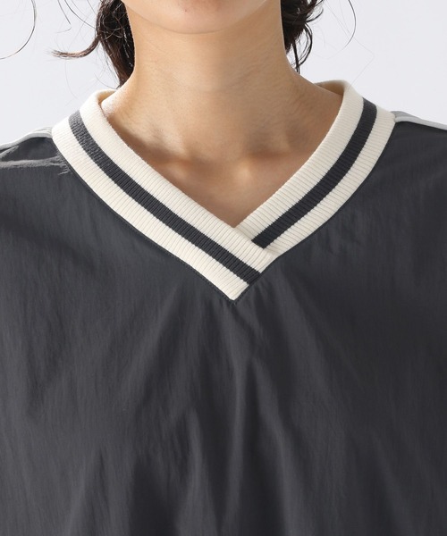 niko and...(ニコアンド)の「Vネックナイロンゲームシャツ(シャツ/ブラウス・レディース・レッド/アイボリー/チャコール・FREE)」の13枚目の写真