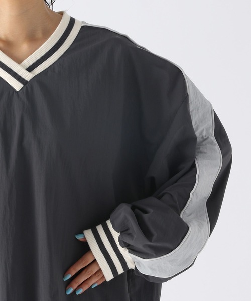 niko and...(ニコアンド)の「Vネックナイロンゲームシャツ(シャツ/ブラウス・レディース・レッド/アイボリー/チャコール・FREE)」の14枚目の写真