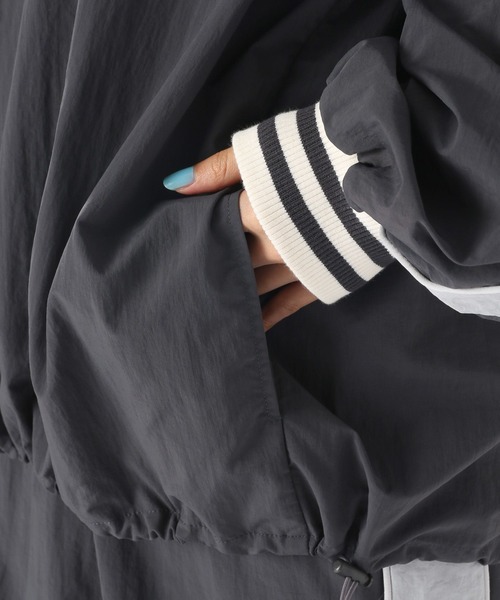 niko and...(ニコアンド)の「Vネックナイロンゲームシャツ(シャツ/ブラウス・レディース・レッド/アイボリー/チャコール・FREE)」の15枚目の写真