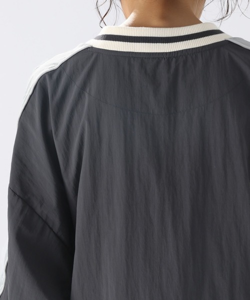 niko and...(ニコアンド)の「Vネックナイロンゲームシャツ(シャツ/ブラウス・レディース・レッド/アイボリー/チャコール・FREE)」の17枚目の写真