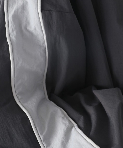 niko and...(ニコアンド)の「Vネックナイロンゲームシャツ(シャツ/ブラウス・レディース・レッド/アイボリー/チャコール・FREE)」の18枚目の写真