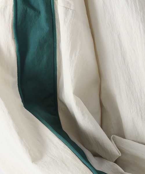 niko and...(ニコアンド)の「Vネックナイロンゲームシャツ(シャツ/ブラウス・レディース・レッド/アイボリー/チャコール・FREE)」の22枚目の写真