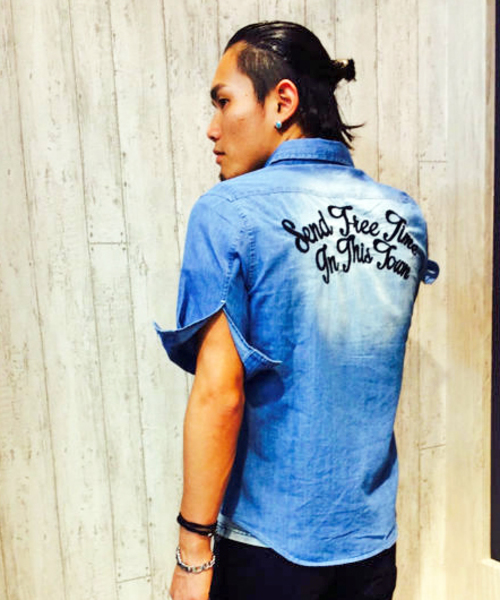 VENCEEXCHANGE（ヴァンスエクスチェンジ）の「デニムバック刺繍5分袖シャツ           （シャツ/ブラウス・メンズ・ブルー/ダークネイビー・MEDIUM/SMALL/LARGE）」の2枚目の写真