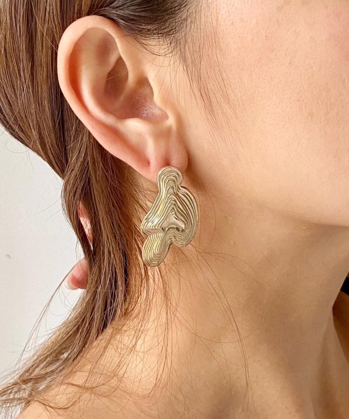 emouv by est(エモーヴバイエスト)の「emouv by est メタリックデザインピアス(ピアス(両耳用)・レディース・ゴールド/シルバー・FREE)」の3枚目の写真