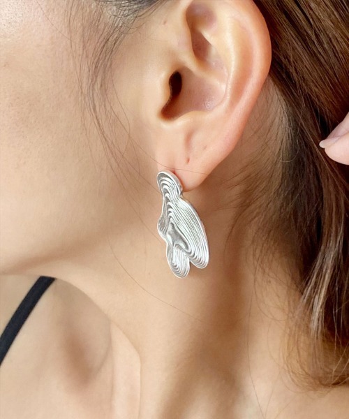 emouv by est(エモーヴバイエスト)の「emouv by est メタリックデザインピアス(ピアス(両耳用)・レディース・ゴールド/シルバー・FREE)」の4枚目の写真