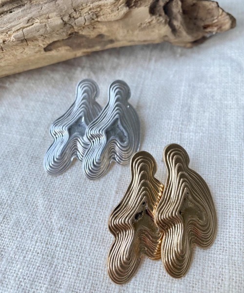 emouv by est(エモーヴバイエスト)の「emouv by est メタリックデザインピアス(ピアス(両耳用)・レディース・ゴールド/シルバー・FREE)」の5枚目の写真