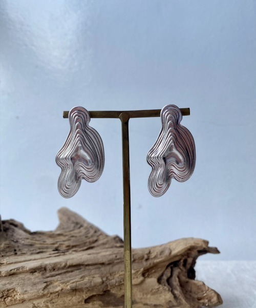emouv by est(エモーヴバイエスト)の「emouv by est メタリックデザインピアス(ピアス(両耳用)・レディース・ゴールド/シルバー・FREE)」の11枚目の写真