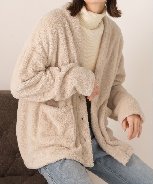 ad thie（アドティエ）の「もこもこボア Vネックカーディガン（カーディガン/ボレロ・レディース・ミント/ブラック/ナチュラル/ブルー/ピンク/オフホワイト/チャコール・FREE）」の4枚目の写真