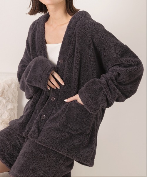 ad thie（アドティエ）の「もこもこボア Vネックカーディガン（カーディガン/ボレロ・レディース・ミント/ブラック/ナチュラル/ブルー/ピンク/オフホワイト/チャコール・FREE）」の3枚目の写真