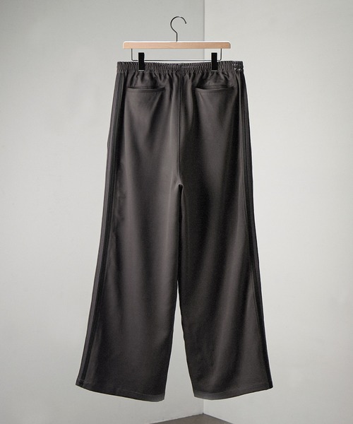 Alfred Alex(アルフレッドアレックス)の「【Alfred Alex】【セットアップ対応】ダブルフェイスサイドライン ハイウエスト ワイドトラックパンツ(その他パンツ・メンズ・チャコールグレー/サックスブルー/ブラック/グレイッシュベージュ/ブラック系/ワイン/グレイッシュブルー/ワイン系/キャメル/ブルー系・S/L/M)」の14枚目の写真