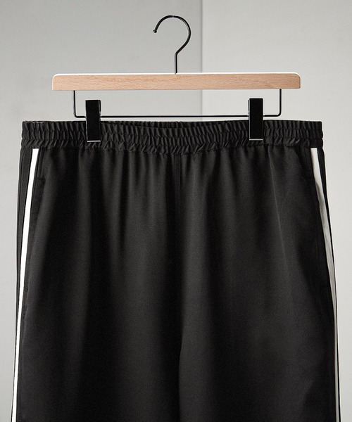 Alfred Alex(アルフレッドアレックス)の「【Alfred Alex】【セットアップ対応】ダブルフェイスサイドライン ハイウエスト ワイドトラックパンツ(その他パンツ・メンズ・チャコールグレー/サックスブルー/ブラック/グレイッシュベージュ/ブラック系/ワイン/グレイッシュブルー/ワイン系/キャメル/ブルー系・S/L/M)」の15枚目の写真