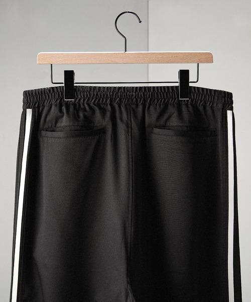 Alfred Alex(アルフレッドアレックス)の「【Alfred Alex】【セットアップ対応】ダブルフェイスサイドライン ハイウエスト ワイドトラックパンツ(その他パンツ・メンズ・チャコールグレー/サックスブルー/ブラック/グレイッシュベージュ/ブラック系/ワイン/グレイッシュブルー/ワイン系/キャメル/ブルー系・S/L/M)」の16枚目の写真