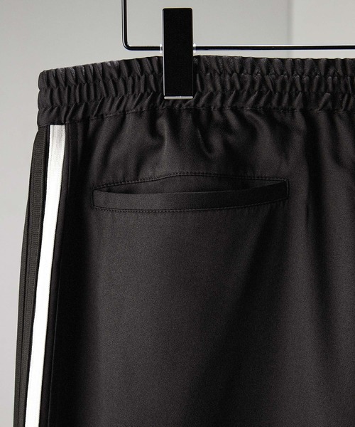 Alfred Alex(アルフレッドアレックス)の「【Alfred Alex】【セットアップ対応】ダブルフェイスサイドライン ハイウエスト ワイドトラックパンツ(その他パンツ・メンズ・チャコールグレー/サックスブルー/ブラック/グレイッシュベージュ/ブラック系/ワイン/グレイッシュブルー/ワイン系/キャメル/ブルー系・S/L/M)」の21枚目の写真