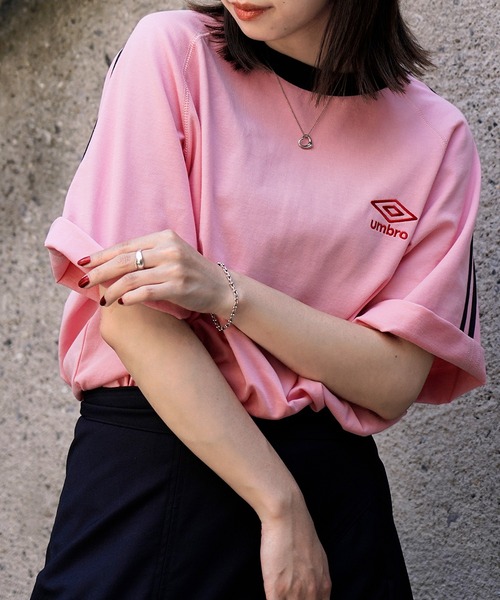 UMBRO(アンブロ)の「UMBRO/アンブロ 別注 UMBRO ラインラグランTシャツ/半袖Tシャツ/ユニセックス(限定展開)(Tシャツ/カットソー・メンズ・ホワイト/ピンク/ネイビー/ブラック・MEDIUM/LARGE)」の4枚目の写真