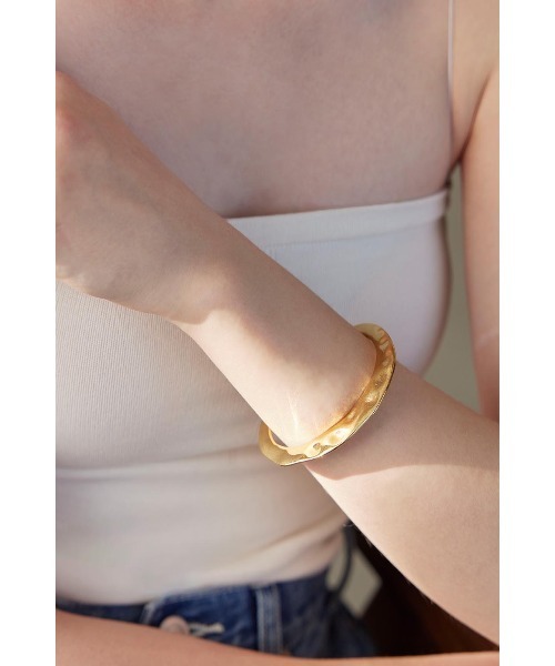 ALEXIA STAM（アリシアスタン）の「Flat Bangle /[316Lステンレス]フラットバングル（バングル/リストバンド・レディース・ゴールド・FREE）」の4枚目の写真