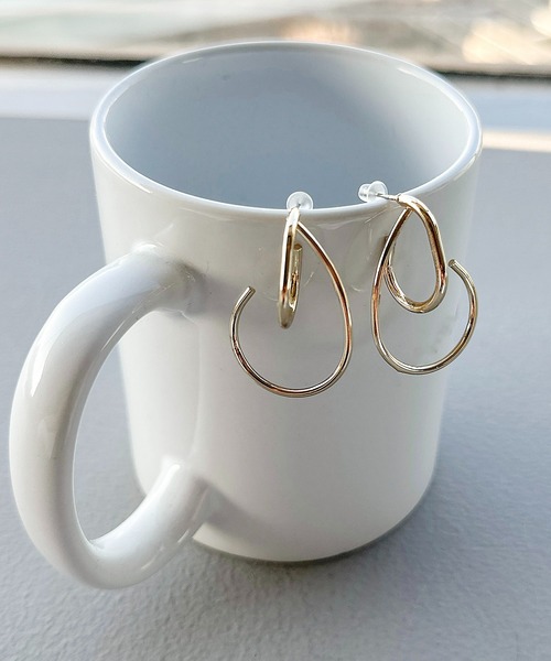 apres jour mignon（アプレジュールミニョン）の「【apresjour mignon×ARIAZ】変形ラインモチーフピアス（ピアス（両耳用）・レディース・ゴールド/シルバー・ONESIZE）」の2枚目の写真